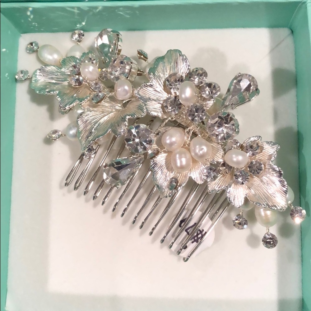 NWT bridal pearl/crystal hair comb